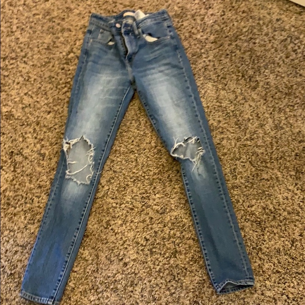 knee ripped levi’s